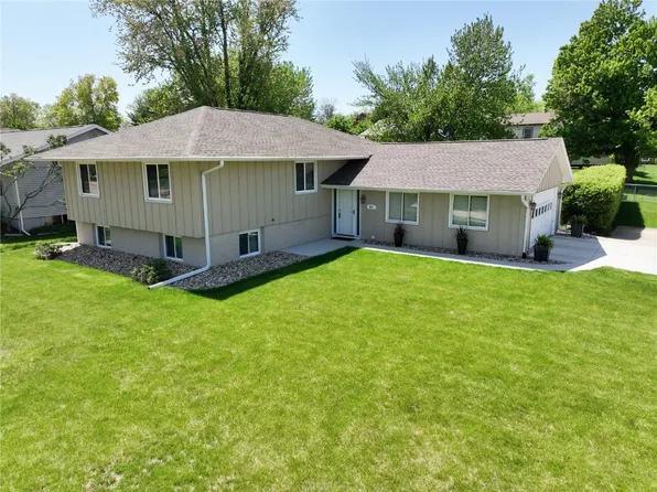 371 Carnaby Dr NE, Cedar Rapids, IA 52402