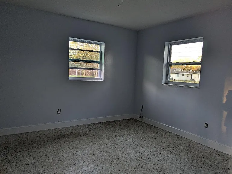 2736 Seneca Ave — Photo 4