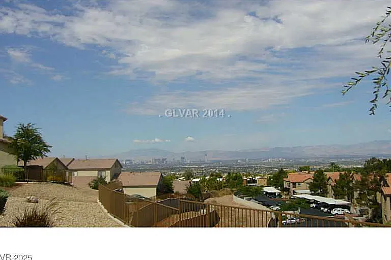 2050 N Los Feliz St #168 — Photo 4