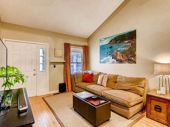 5th image of 226 Dahlia Dr