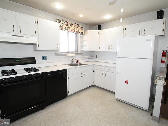 3rd image of 540 Hemingway Dr