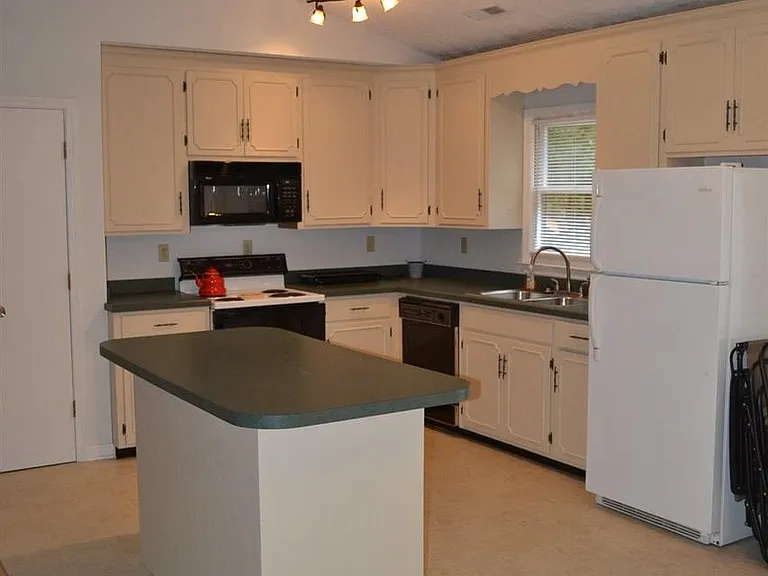 15 Englewood Dr — Photo 9