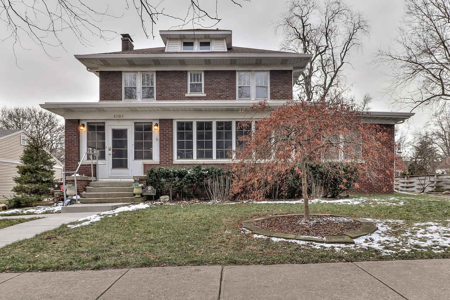 1007 W White St photo 1