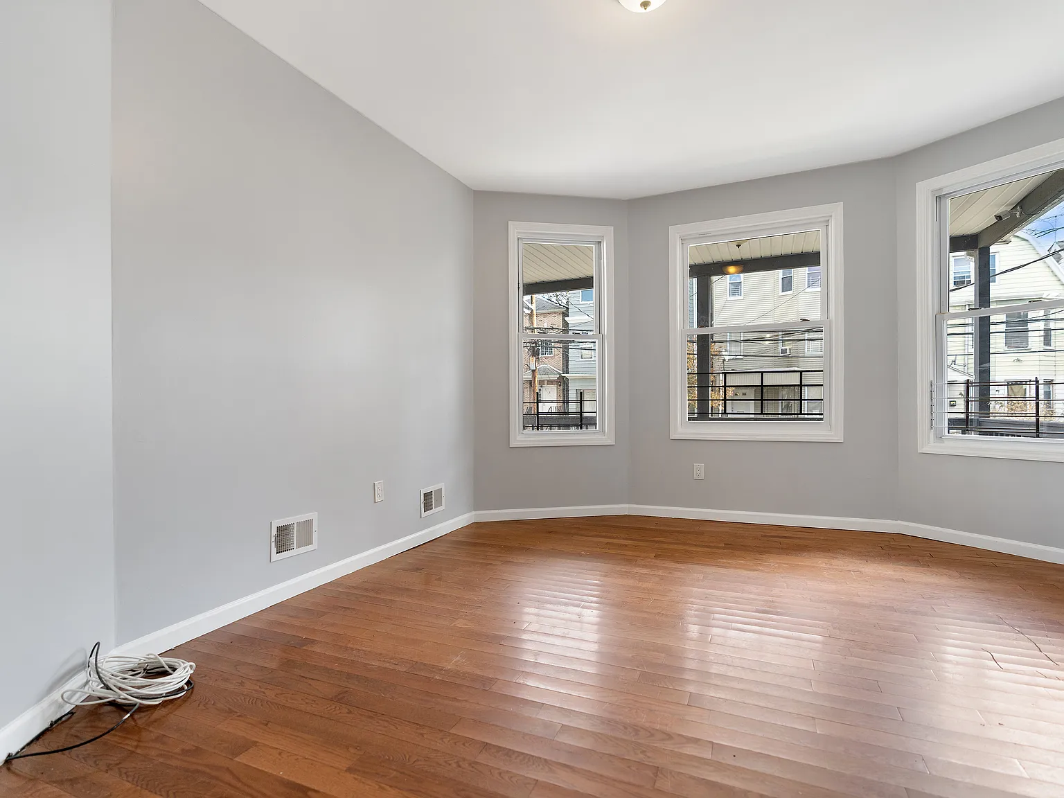 3 bed, 3315 sqft, $2,200 — Photo 2