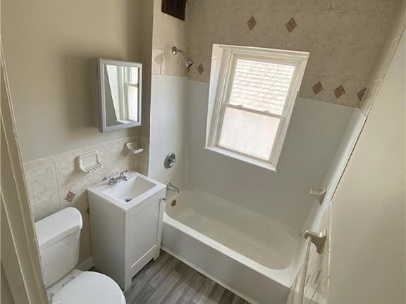 4th image of 110 Herbert St #2