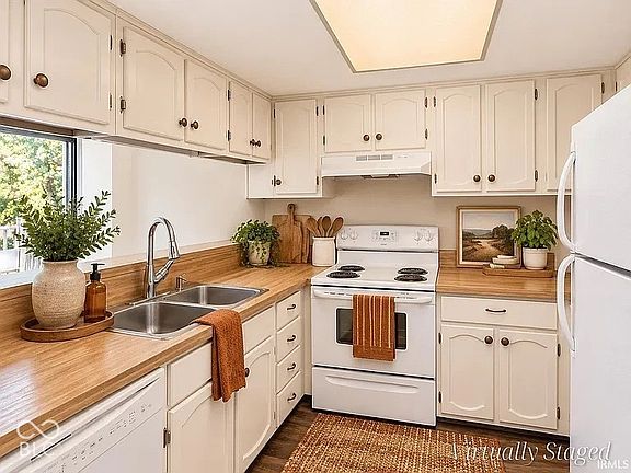 5th image of 9012 S Pointe Ridge Ln