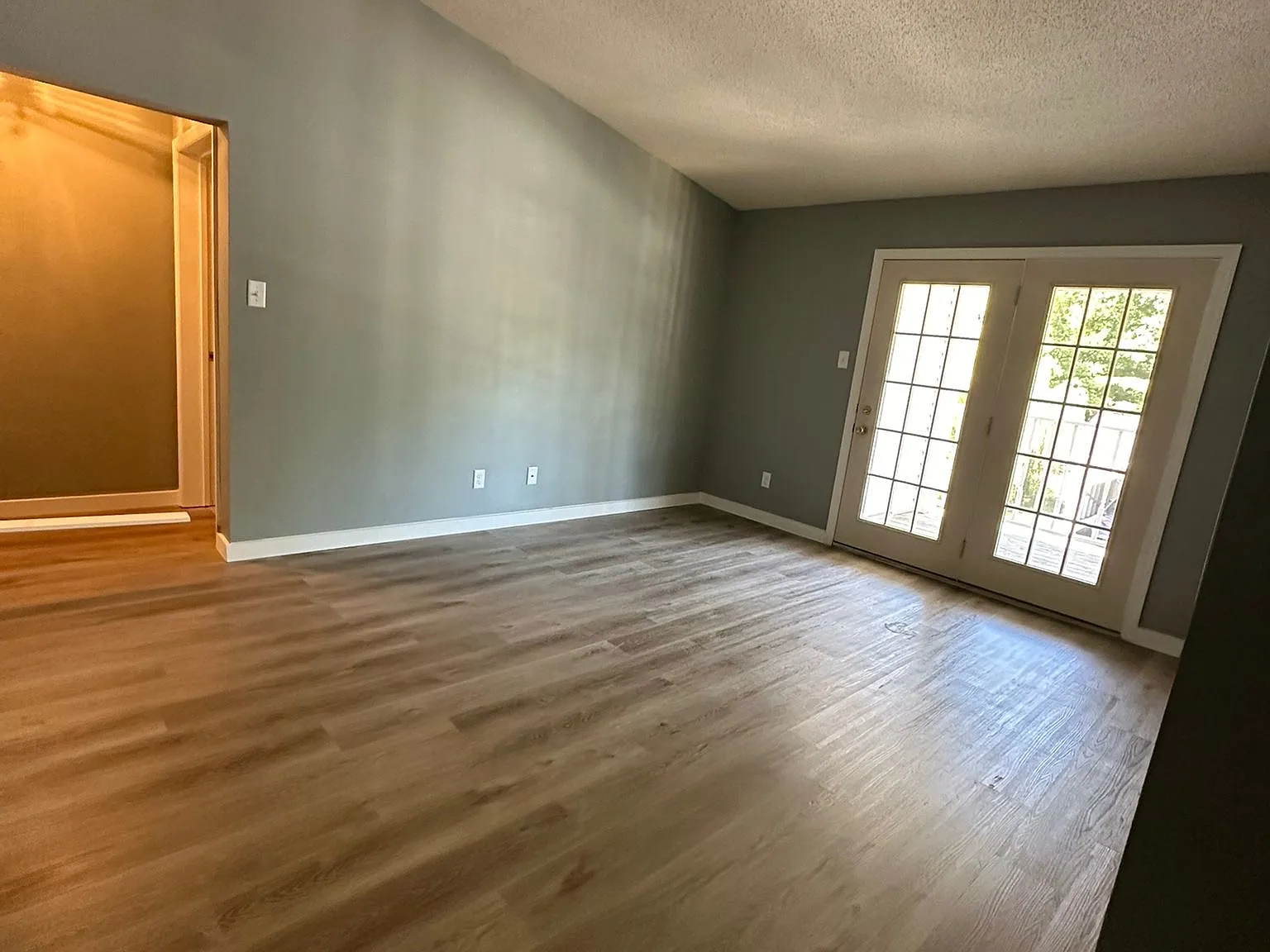 2 bed, 964 sqft, $1,600 — Photo 2