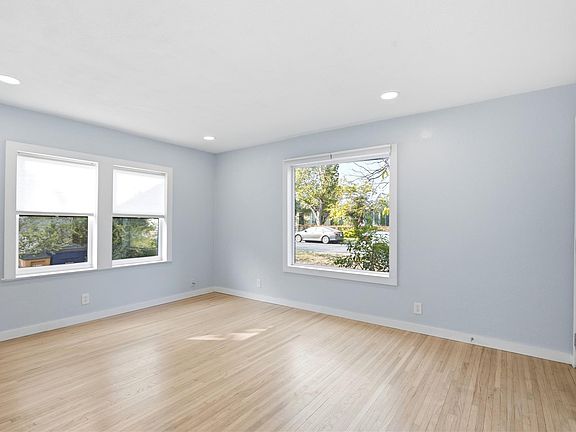 5th image of 905 E 53rd St
