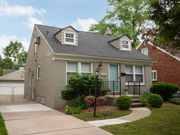 21120 Country Clb, Harper Woods, MI 48225