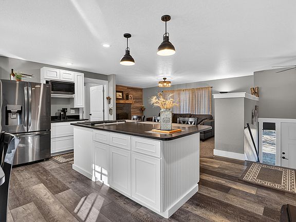 3rd image of 595 Reed Rd