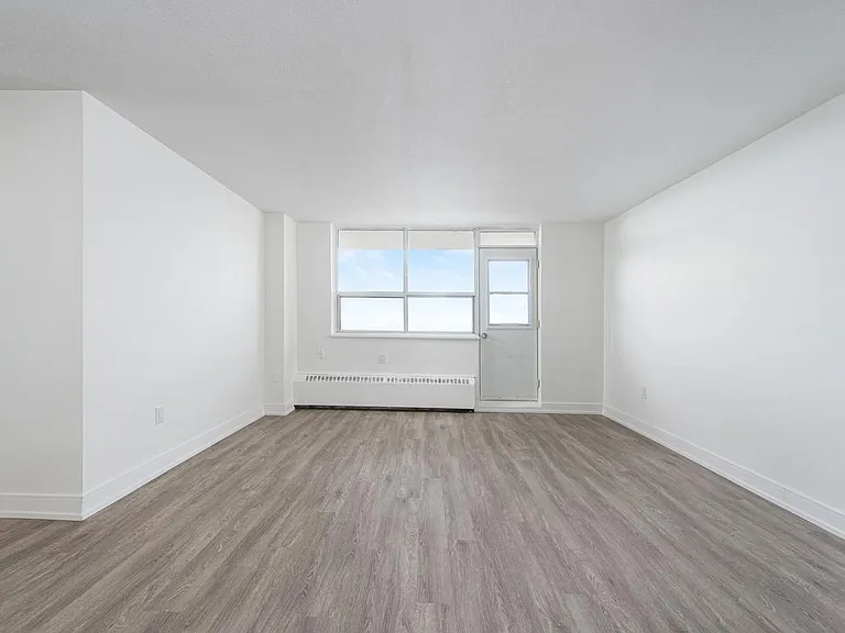 120 Dundas St E — Photo 21
