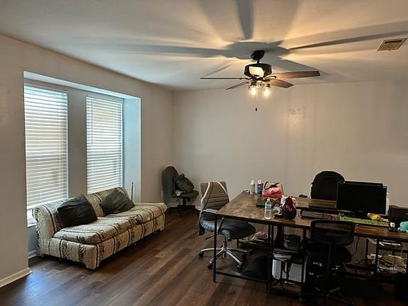 4th image of 2811 Royal Oaks Dr