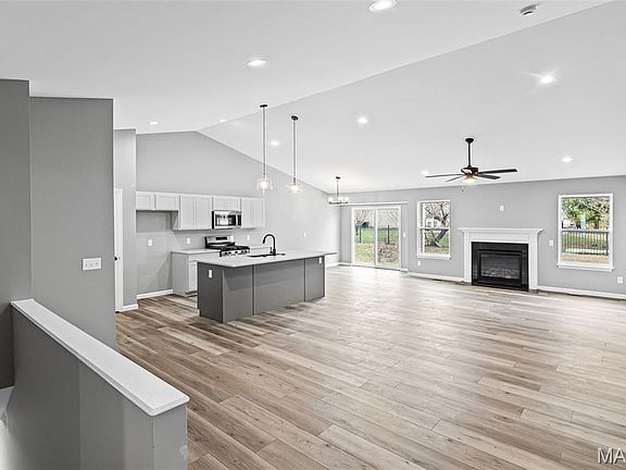 3rd image of 1737 Old Park Ln