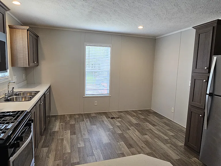 131 Redwood — Photo 2