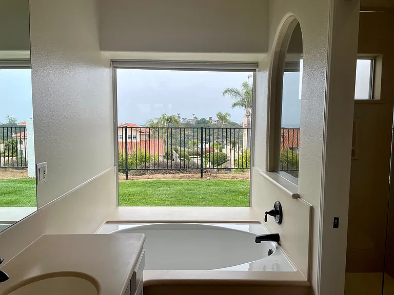 Soaking tub