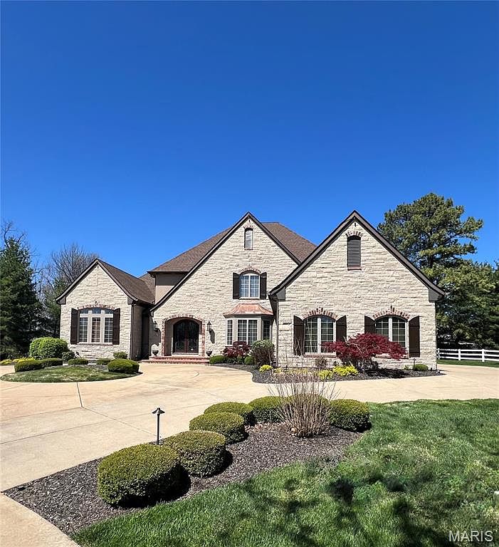 18231 Canyon Forest Ct, Chesterfield, MO 63005 | Zillow