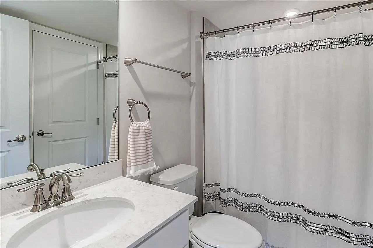 4 bed, 3.5 bath, 2220 sqft, $2,395 — Photo 4