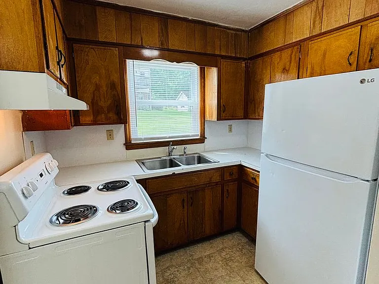 2 Bedroom, 1 Bath Apartment — Photo 11