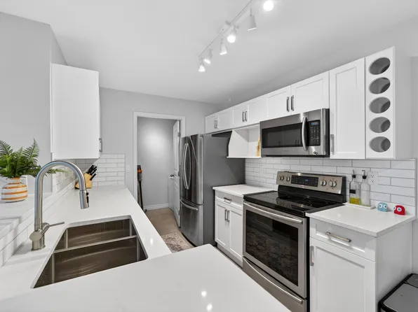 7139 18th Ave #213, Burnaby, BC V3N 4Z3