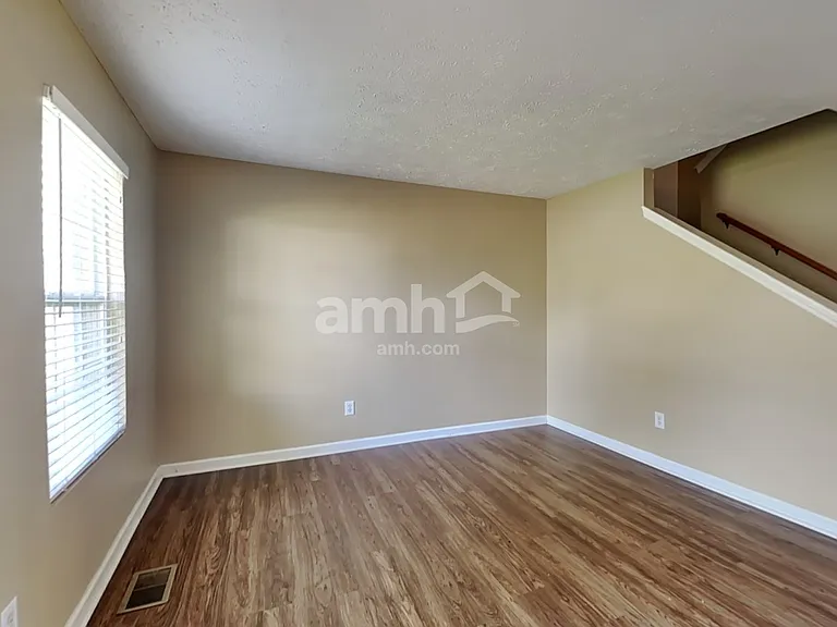 2315 Hayward Ln — Photo 6