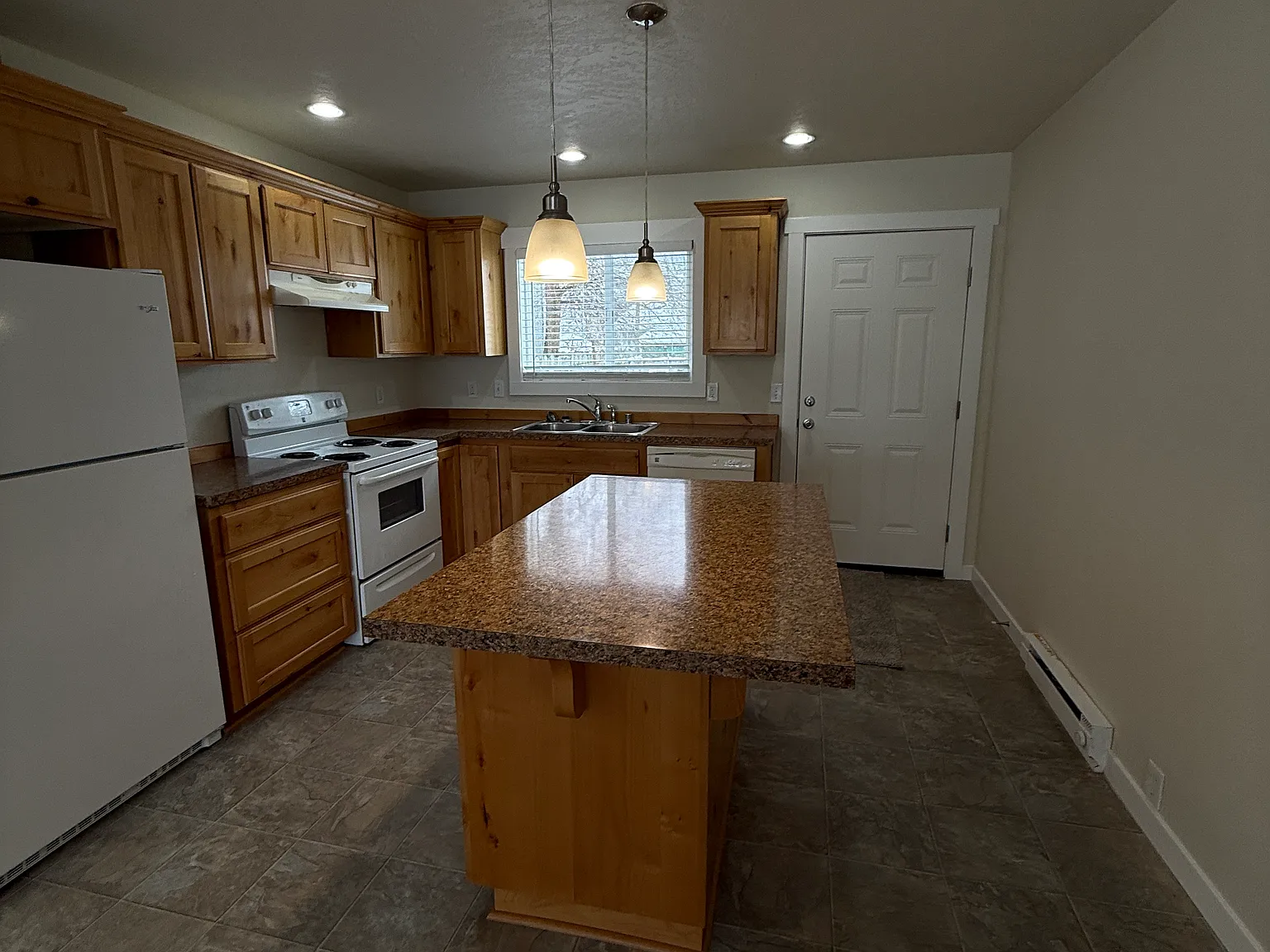 2 bed, 963 sqft, $1,950 — Photo 2
