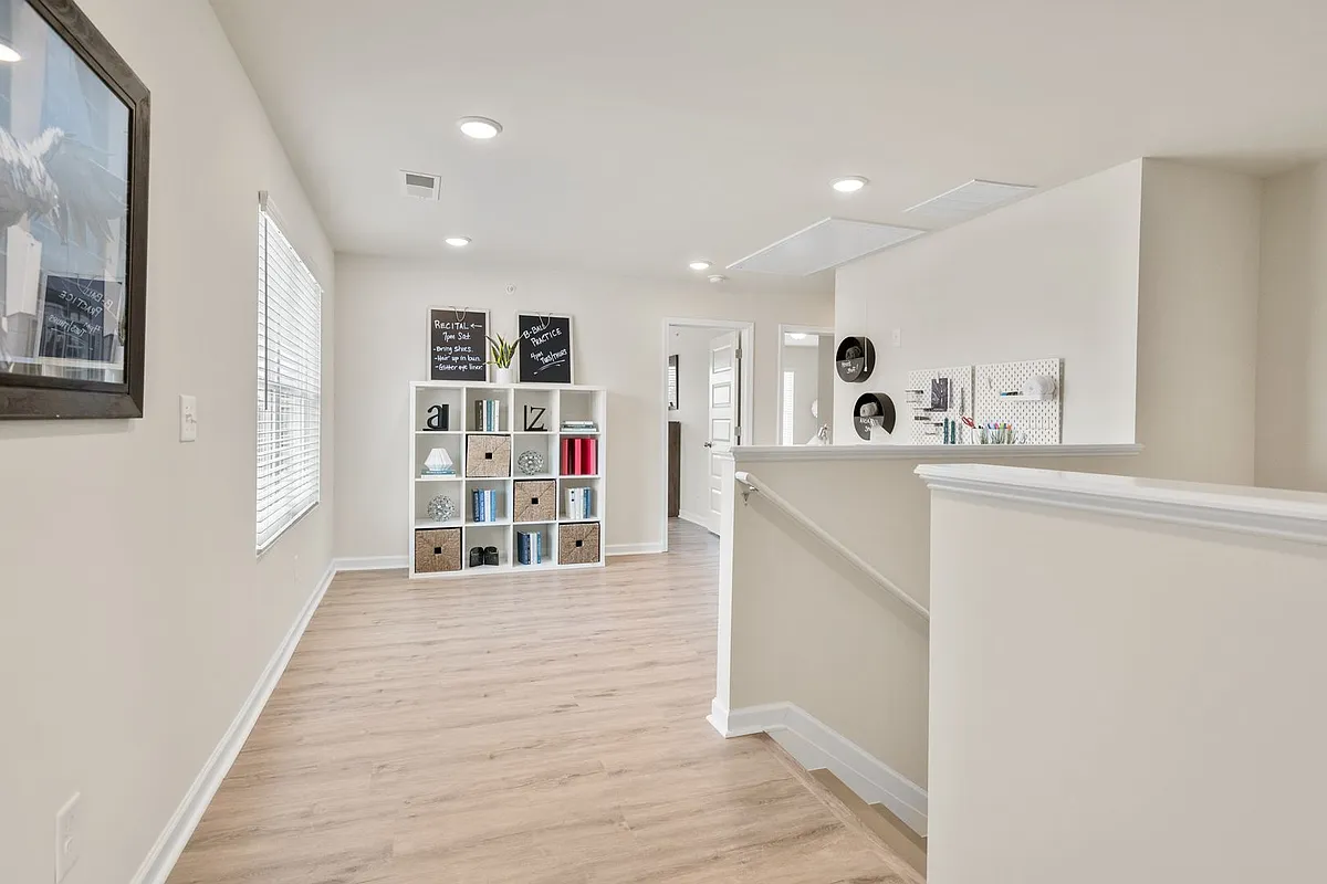 Building Photo - 1114 Sunset Run NE