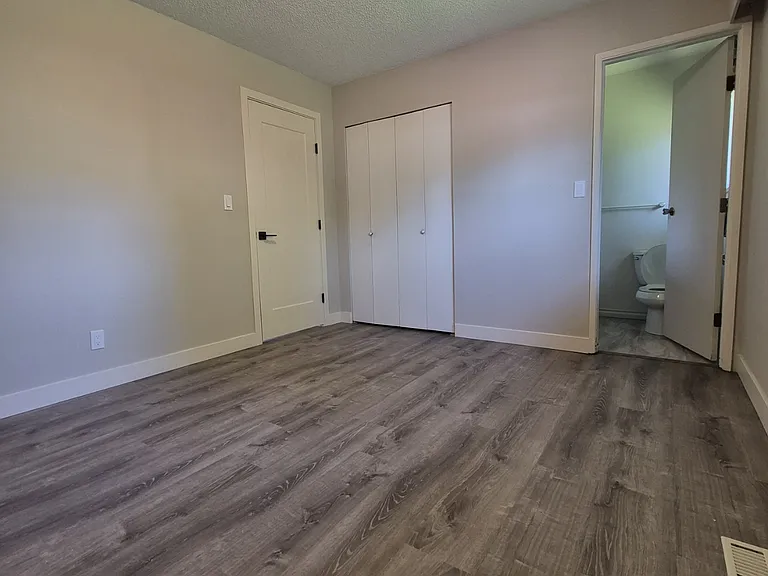 3853 Clematis Cres — Photo 20