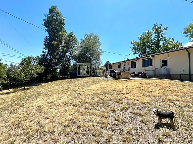 811 Holmes Dr — Photo 19