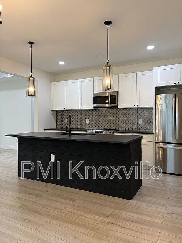 3 bed, 2.0 bath, 1367 sqft, $2,200 — Photo 3