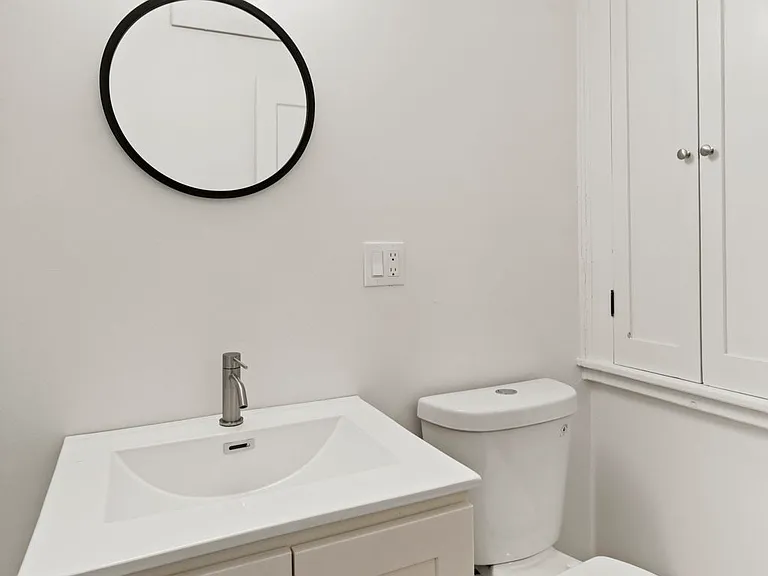 2923 Franklin Ave E — Photo 16