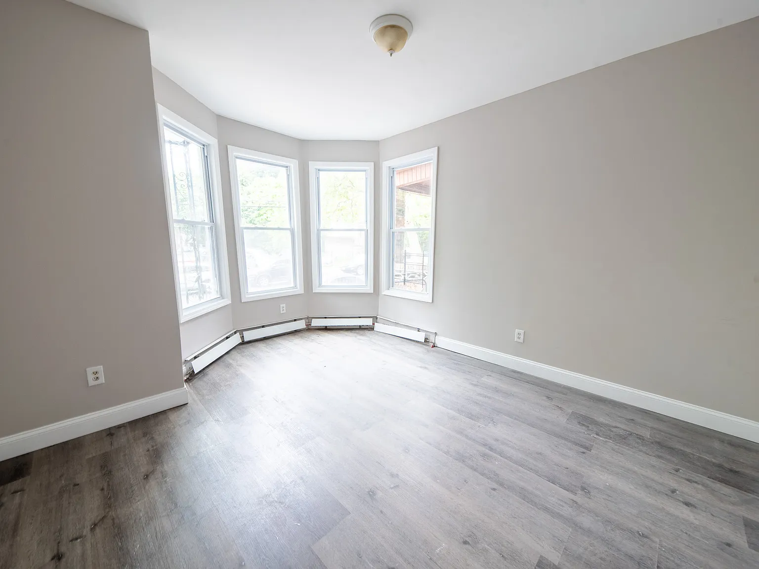 3 bed, $2,050 — Photo 2