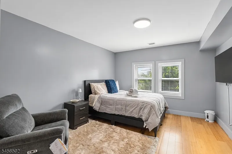 2 bed, 1.0 bath, $2,800 — Photo 4