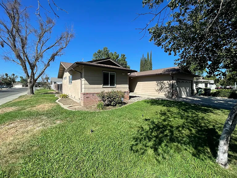 3233 Nightingale Dr — Photo 2