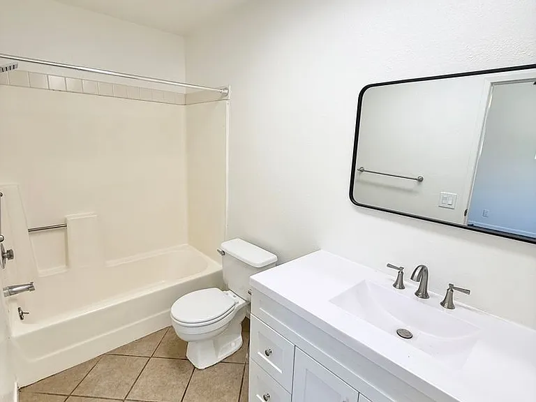 385 Loma — Photo 9