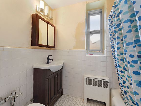 3rd image of 2630 Kingsbridge Ter APT 1F