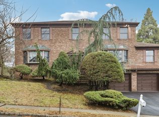 407 Golf Course Dr, Leonia, NJ 07605