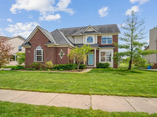 9070 Chambord Dr, Ypsilanti, MI 48197