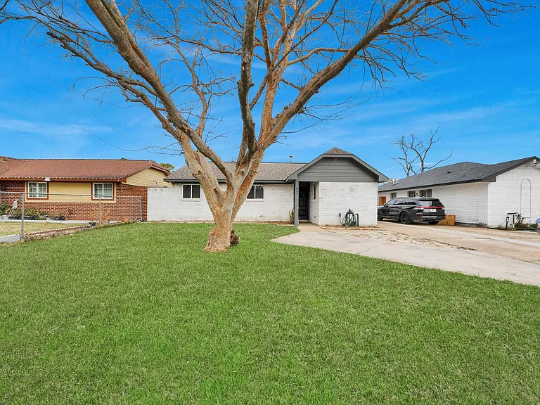 834 Ellington St — Photo 37
