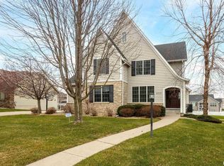 6717 Summerfield Dr, Bettendorf, IA 52722