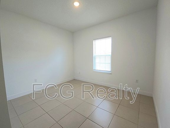 3rd image of 560 Marion Oaks Ln