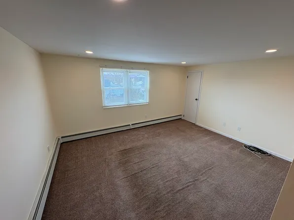 385 West Dr, Copiague, NY 11726