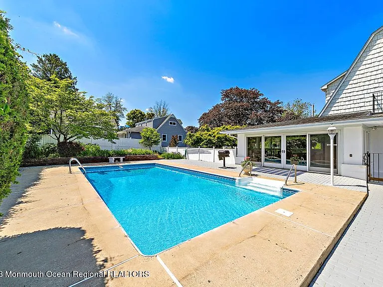 27 Shrewsbury Dr — Photo 46