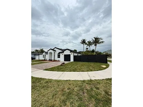 18121 SW 152nd Ct Photo 1