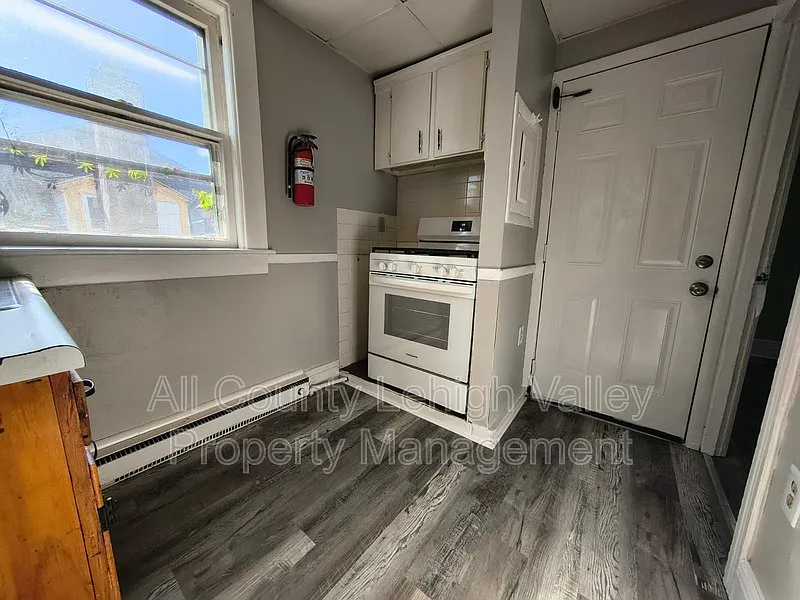 1 bed, 1.0 bath, $1,195 — Photo 2