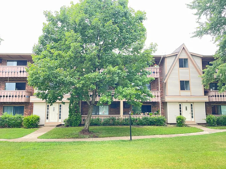 4 Parkside Ct #7 — Photo 1