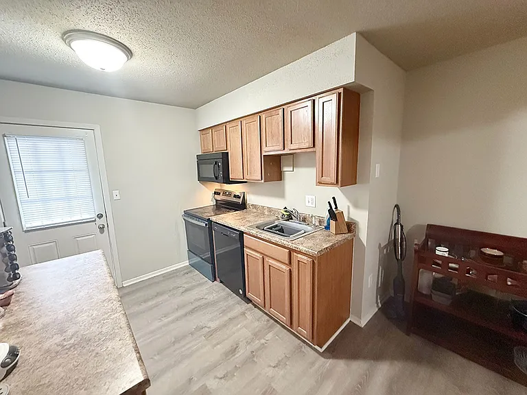 212 Wheaton Ct — Photo 8
