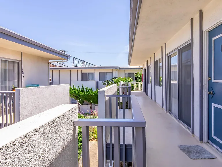 Ocean West Apartments — Photo 9