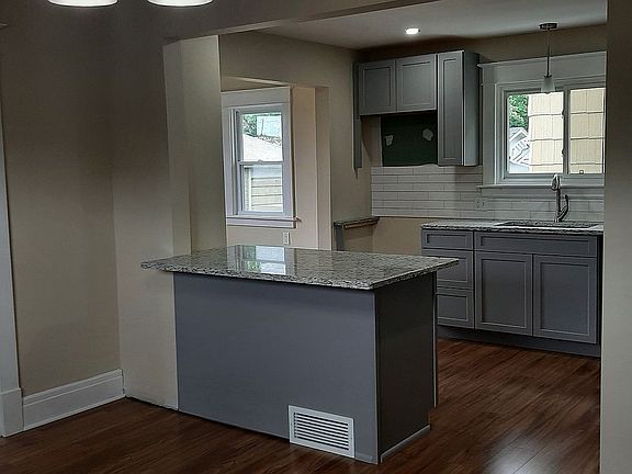 3rd image of 14 Delwood Rd