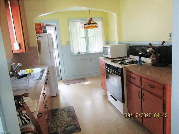 5th image of 222 E North St
