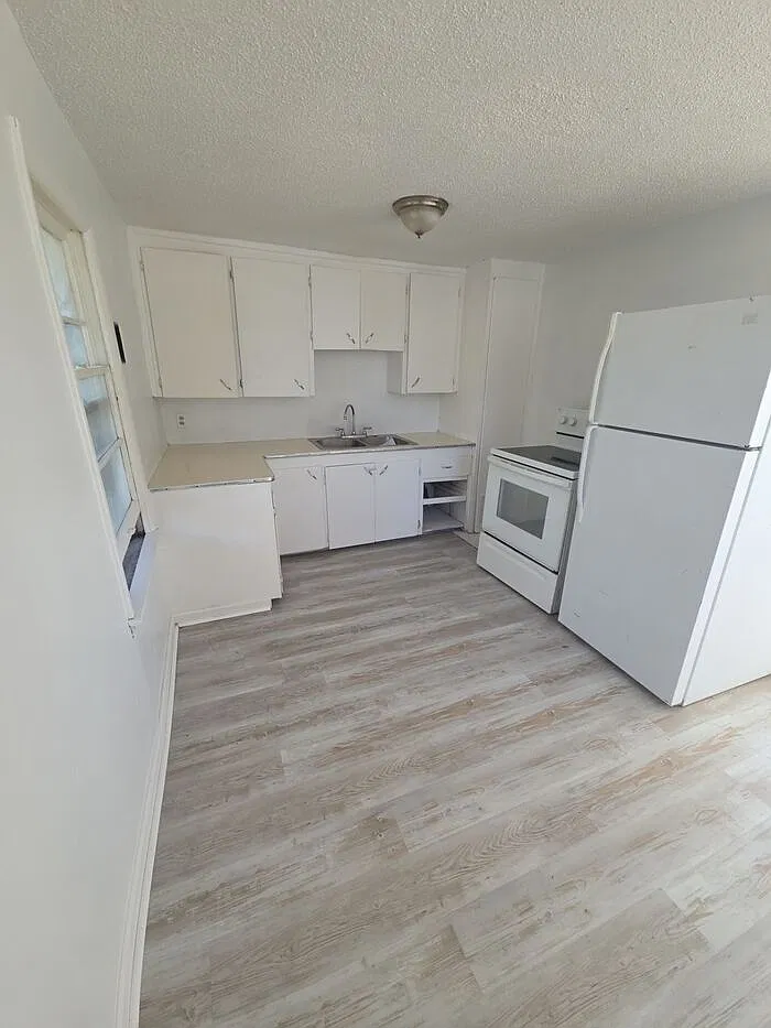 2 bed, 1.0 bath, $700 — Photo 3